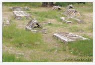 Téglasírok-Bricktombs